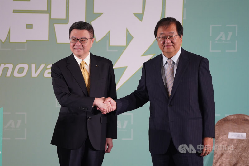 行政院長卓榮泰(左)與衛福部長邱泰源(右)。(中央社檔案照片)