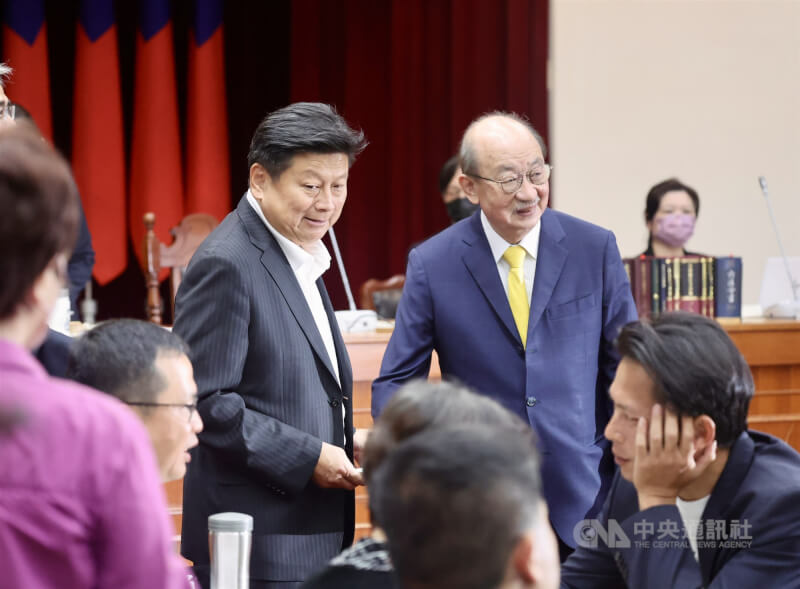 立法院第11屆修憲委員會25日首次開會,國民黨立法院黨團總召傅崐萁(左)、民進黨立法院黨團總召柯建銘(右)都出席會議。中央社記者王飛華攝 114年8月25日