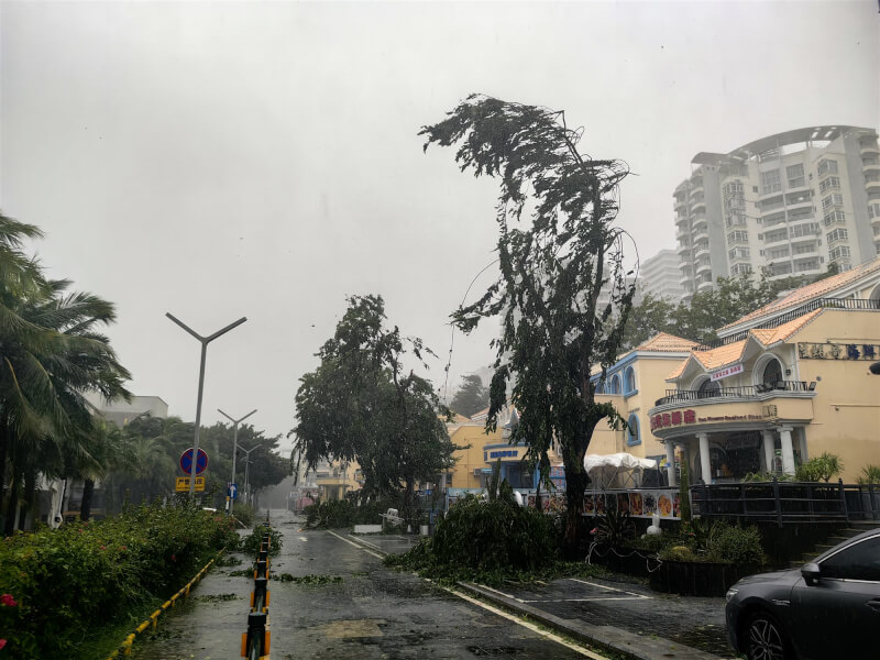 颱風劍魚24日襲擊中國海南,給三亞市帶來狂風暴雨。(中新社)