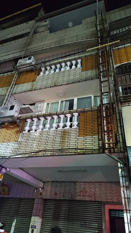 台中市豐原區圓環東路一處出租套房25日凌晨發生火警，火煙自2樓冒出，消防獲報前往救援。（民眾提供）中央社記者趙麗妍傳真　114年8月25日