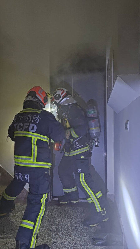 台中市豐原區圓環東路一處出租套房25日凌晨發生火警，火勢撲滅後，消防人員在2樓後側房間發現1男1女屍體，2人明顯死亡、未送醫。（民眾提供）中央社記者趙麗妍傳真　114年8月25日