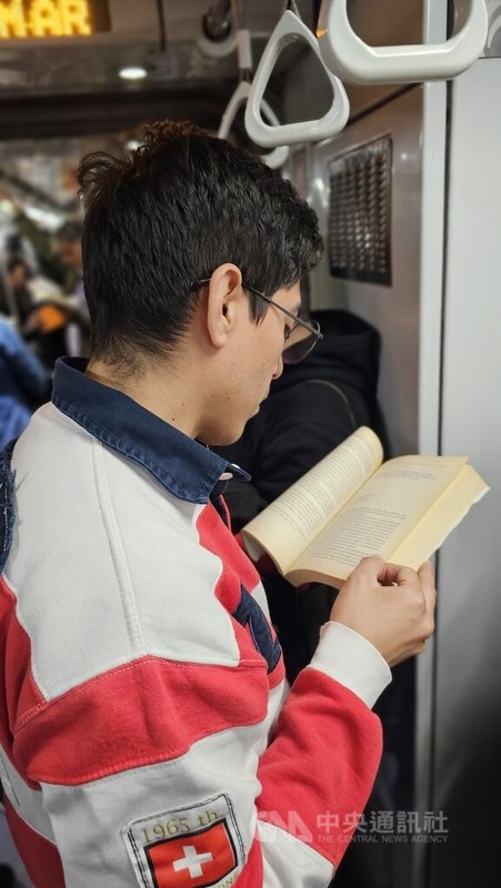 阿根廷8月24日讀者節,布宜諾斯艾利斯地鐵車廂內閱讀的乘客專注於書本,沉浸在文字世界中。中央社記者黃韻如布宜諾斯艾利斯攝 114年8月25日