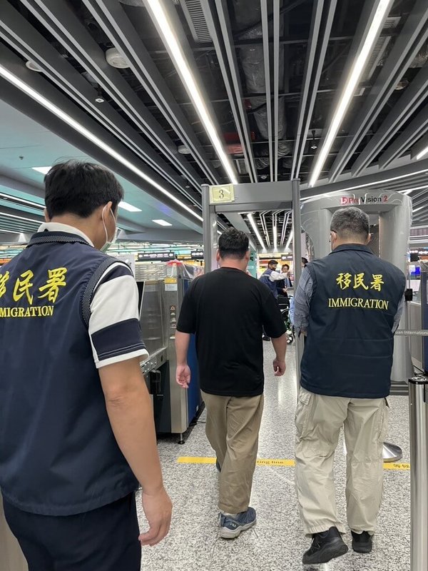 有網友在社群平台Threads發布影片表示,近日有2名日本男子在台北西門町商圈持中國五星旗,並宣講「台灣是中國的」。對此,移民署25日表示,已依入出國及移民法規定,開立強制驅逐出國,並列管禁止再入境,以展現執法決心(移民署提供)中央社記者黃麗芸傳真 114年8月25日