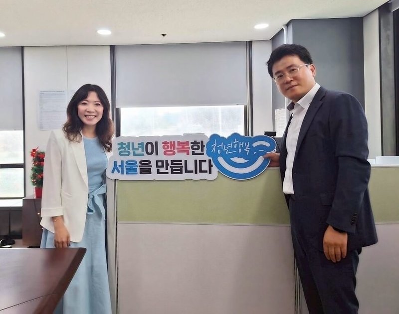 桃園市政府青年事務局局長侯佳齡（左）拜會首爾特別市廳青年未來規劃局局長金哲熙（右）等人，就首爾青年政策、地方創生及設計政策交流。（桃園市政府青年事務局提供）中央社記者吳睿騏桃園傳真　114年8月25日