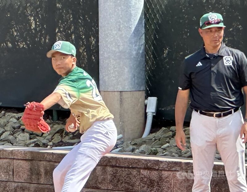 東園國小少棒隊投手林晉擇(左)24日在總教練賴敏男(右)陪同下賽前練投。中央社記者廖漢原威廉波特攝 114年8月25日