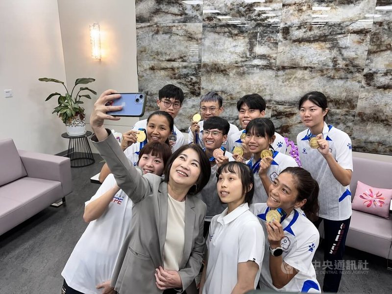 2025世界大學運動會、亞洲滑輪溜冰錦標賽落幕,屏東選手奪下多面獎牌,縣長周春米(前左2)26日接見選手,並開心拿手機自拍。中央社記者李卉婷攝 114年8月26日