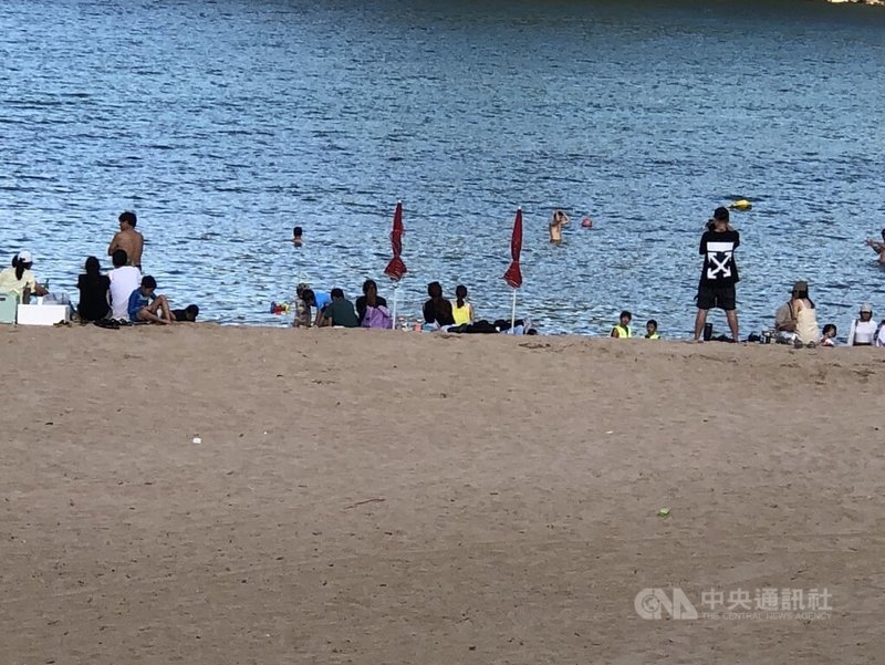 近期有民眾指出，帶著孩子到基隆大武崙沙灘戲水，卻發現沙灘上幾乎都被業者插滿大型陽傘占地，想休息卻找不到位置，批評根本是「墾丁化」。中央社記者王朝鈺攝 114年8月26日