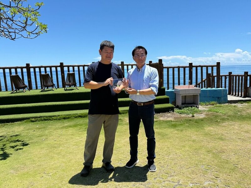 花蓮縣政府核准第2家與第3家合法露營場，其中位於壽豐鹽寮的「瞰海露營區」，是花蓮首家通過審查的農牧用地露營場，具指標意義。花蓮縣政府觀光處長余明勲（右）到場頒發合法露營場標識牌給業者。（花蓮縣政府提供）中央社記者李先鳳傳真  114年8月26日