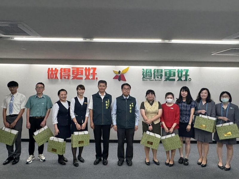 台南市長黃偉哲(中)26日召開治安會報,公開表揚7月金融機構及超商業者成功阻詐190件、有功人員287人。(台南市警局提供)中央社記者張榮祥台南傳真 114年8月26日
