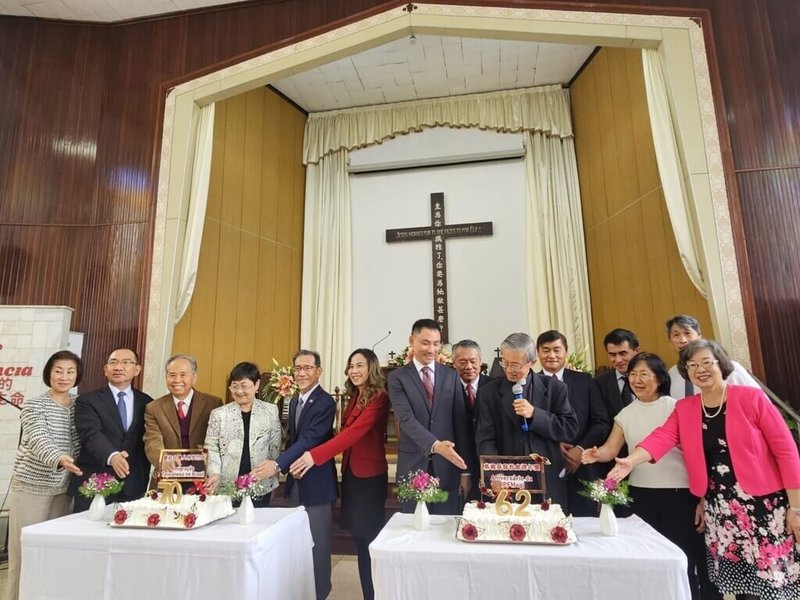 目前在巴西訪問的僑務委員會委員長徐佳青(左4)、駐巴西代表廖志賢(左5)、駐聖保羅辦事處處長朱怡靜(左6)及聖保羅文教中心主任尤正(左2),24日出席慕義基督長老教會62週年慶典。(駐聖保羅辦事處提供)中央社記者唐雅陵聖保羅傳真 114年8月26日