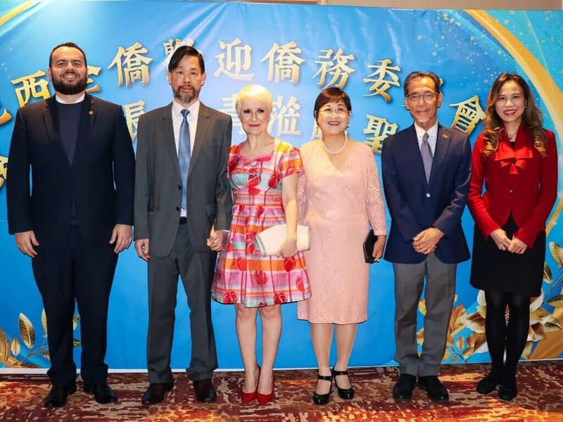 目前在巴西訪問的僑務委員會委員長徐佳青(右3)24日參加聖保羅全僑歡迎公宴,聖保羅州議會友台陣線主席狄尼茲(左1)及州議員達瑪瑞斯(Damaris Moura Kuo,左3)出席致意。(駐聖保羅辦事處提供)中央社記者唐雅陵聖保羅傳真 114年8月26日