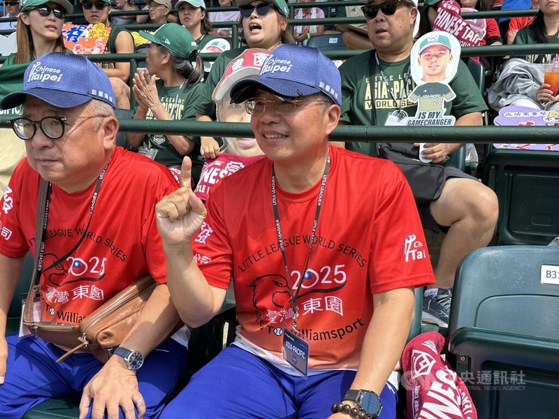 台北市東園國小校長張鍾榮(右)在球場為小球員加油,他說來威廉波特比賽不是競技而已,更重要的是享受棒球比賽樂趣。中央社記者廖漢原威廉波特攝 114年8月26日