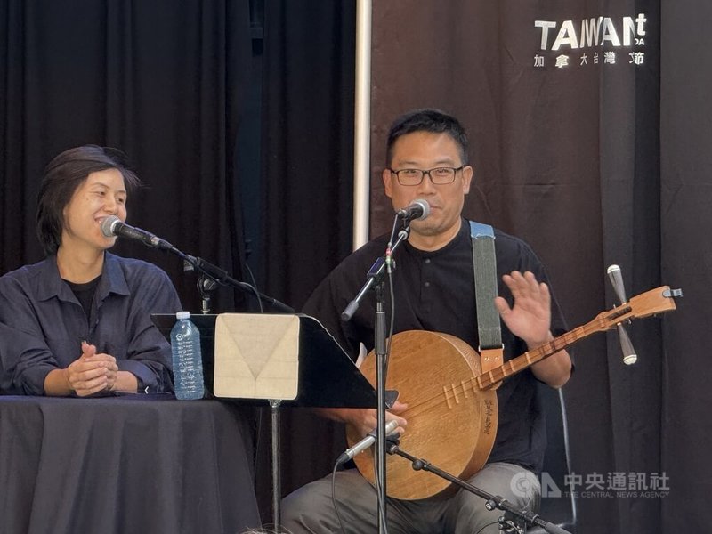 台灣「農村武裝青年樂團」團長阿達(江育達)(右)及妻子俐君(左)參加加拿大台灣節講座。中央社記者胡玉立多倫多攝 114年8月26日