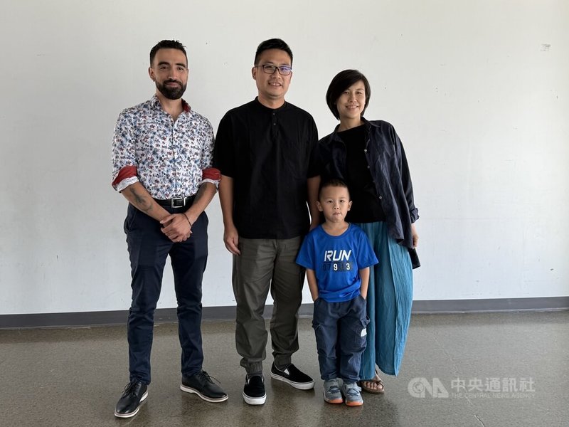 台灣「農村武裝青年樂團」團長阿達(江育達)(中)及妻子俐君(右1)與多倫多葡萄牙裔法朵吉他演奏家阿魯達(左)在加拿大台灣節講座後合影。中央社記者胡玉立多倫多攝 114年8月26日