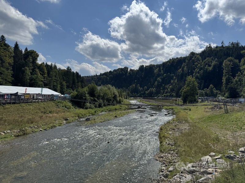 瑞士蘇黎世州希爾河(Sihl River)沿岸有工業區、住宅區與農場。開鑿隧道的過程中,主管機關也必須向人民說明生態與河景變化。中央社記者郭芳君蘇黎世攝 114年8月26日