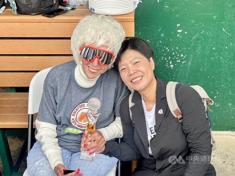 無任所大使劉柏君(右)向前全美女子職業棒球聯盟傳奇球員布萊爾致贈獎盃,致敬她對女性棒球的貢獻。圖攝於8月24日。中央社實習記者王家葳華盛頓攝 114年8月26日