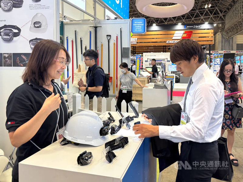 「第61回JAPAN DIY HOMECENTER SHOW 2025」21日至23日在幕張展覽館舉行,是日本規模最大的業界展會。立群企業的磁吸頭盔頭燈,可讓頭燈輕易吸附在頭盔上,吸引日本買家。中央社記者楊明珠千葉攝 114年8月26日