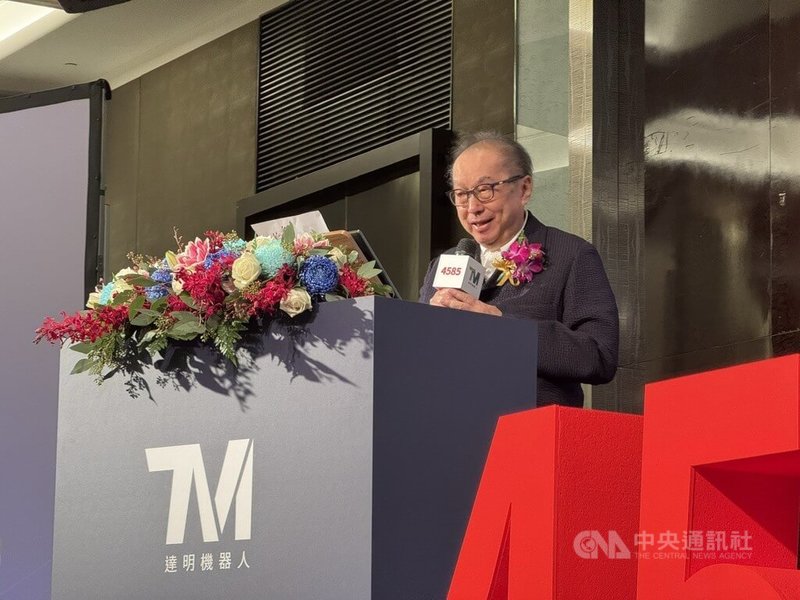 廣達集團旗下孫公司達明機器人26日下午舉行上市前業績發表會,廣達董事長林百里表示,達明機器人是「十年磨一劍」,「要登大人」、「我這個做爺爺的、非常開心」。中央社記者鍾榮峰攝 114年8月26日