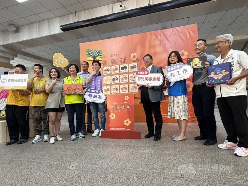 喜憨兒基金會26日在新竹縣政府舉辦中秋公益禮盒發表會,今年以月圓幸福蔓延為主題,結合插畫家幾米合作,將憨兒的童趣畫作製成此次禮盒的主視覺。中央社記者郭宣彣攝 114年8月26日