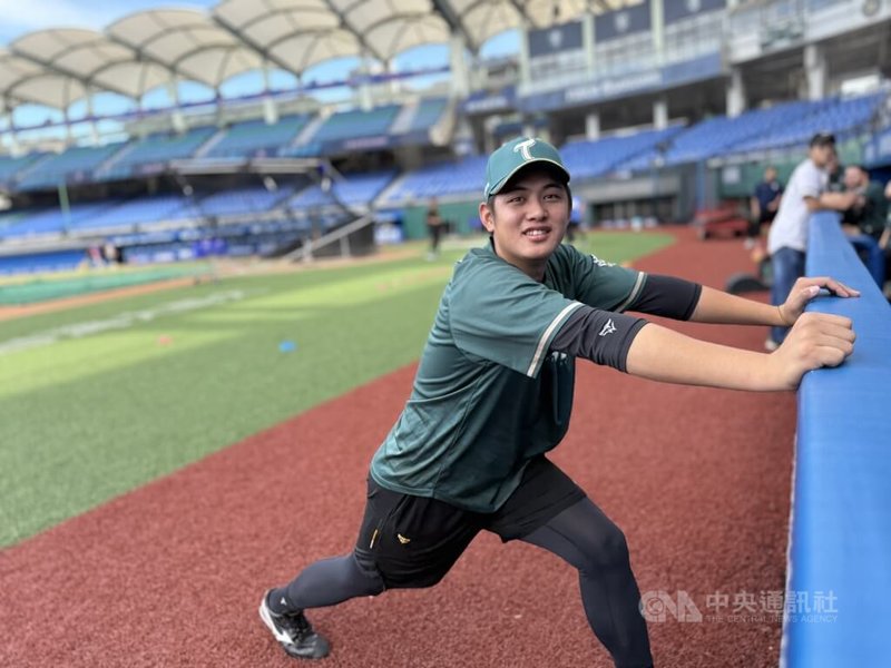 中職台鋼雄鷹隊狀元投手韋宏亮（圖）持續隨隊一軍，投手教練横田久則透露韋宏亮預計28日到二軍投1局；能否今年一軍亮相球隊抱持希望，但還是要看實際出賽狀況才能評估。中央社記者謝靜雯攝 114年8月26日