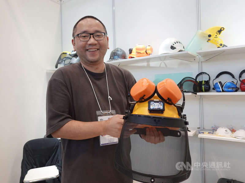 「第61回JAPAN DIY HOMECENTER SHOW 2025」21日至23日在幕張展覽館舉行,是日本規模最大的業界展會。玄妮安全股份有限公司帶來客製化頭盔,不僅可以提供伐木業等專業使用,也符合日本重視防災的趨勢。中央社記者楊明珠千葉攝 114年8月26日