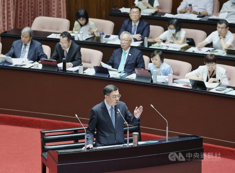 行政院長卓榮泰26日表示,在總統賴清德指示下,行政院願意且主動調整行政立法兩院互動關係,為了追加預算、特別預算,或明年度預算,行政院會主動積極進行溝通協調,也希望立法院給行政院機會,但若牽涉憲法問題,沒什麼可以討論,憲法的標準只有一套。中央社記者郭日曉攝 114年8月26日