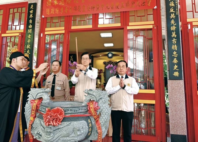退輔會26日舉辦中元普度法會，主委嚴德發（右2）、副主委傅正誠（右1）、國防部常務次長黃佑民中將（右3）在榮靈堂前上香。（退輔會提供）中央社記者吳書緯傳真　114年8月26日
