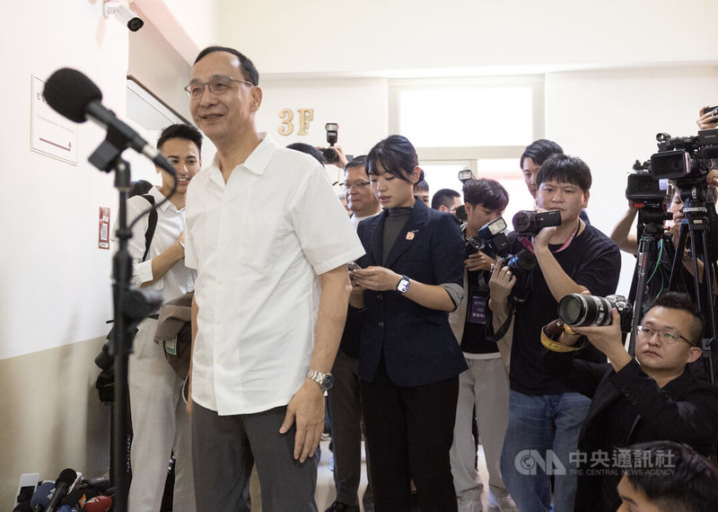 國民黨主席朱立倫(前左)26日上午出席2025模擬立法院開幕式,活動前接受媒體聯訪。中央社記者趙世勳攝 114年8月26日