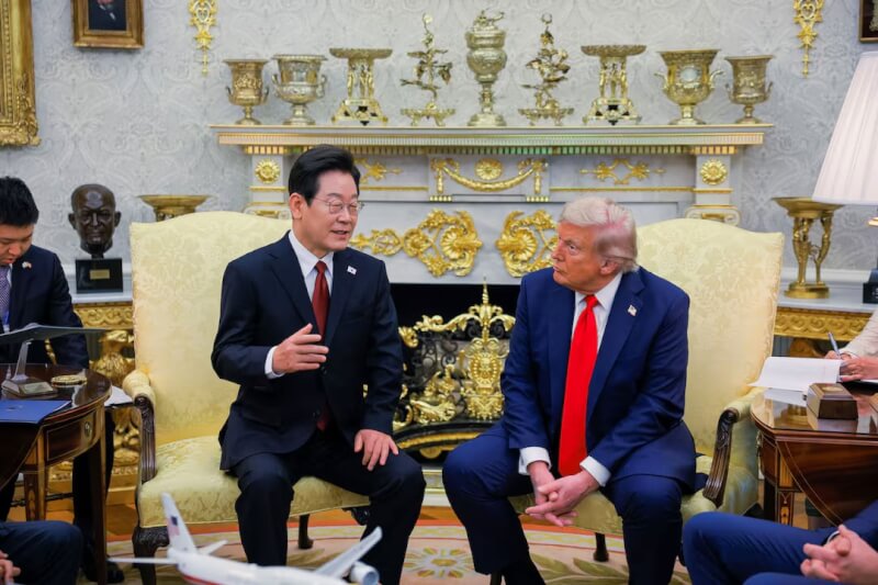 韓國總統李在明(左)與美國總統川普(右)25日在白宮橢圓形辦公室會面。(路透社)