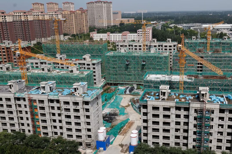 圖為中國天津一處興建中的建案工地。(路透社)