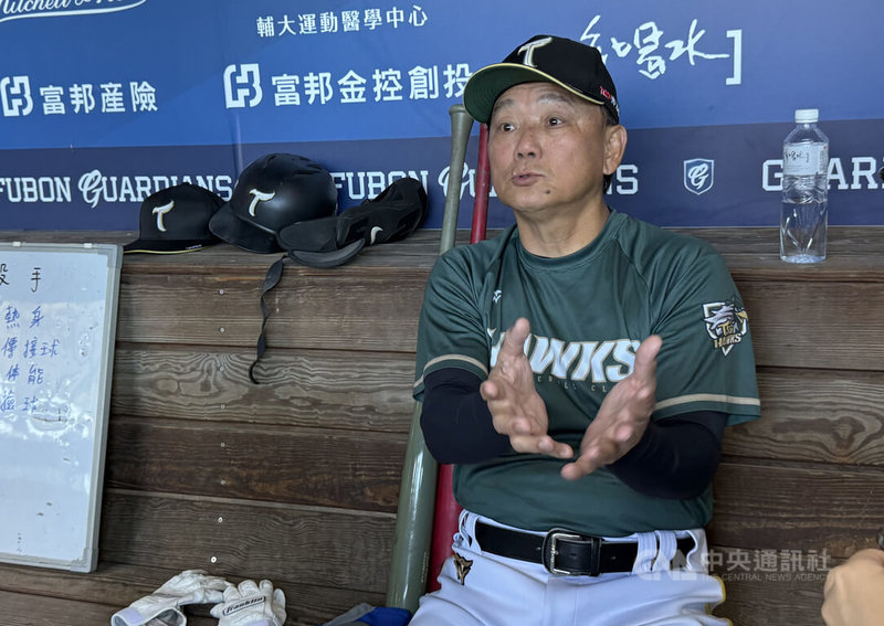 中華職棒台鋼雄鷹隊找來洋砲魔鷹（Steven Moya）後成效大，總教練洪一中（圖）26日受訪時表示，採用洋砲能提升比賽精彩度，更能活絡職棒環境、把餅做大。中央社記者謝靜雯攝  114年8月26日