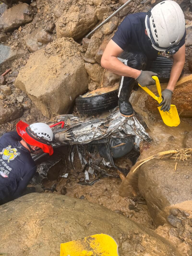 台20線南橫公路7月30日一家5口車輛墜谷,警消搜救近半月尋獲李男與妻子潘姓女兒遺骸。(高市消防局提供)