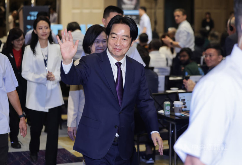 2025第14屆亞洲動物保護大會26日在台北萬豪酒店舉行開幕典禮,今年首度在台灣主辦,總統賴清德(前中)出席活動,向與會來賓揮手致意。中央社記者裴禛攝 114年8月26日