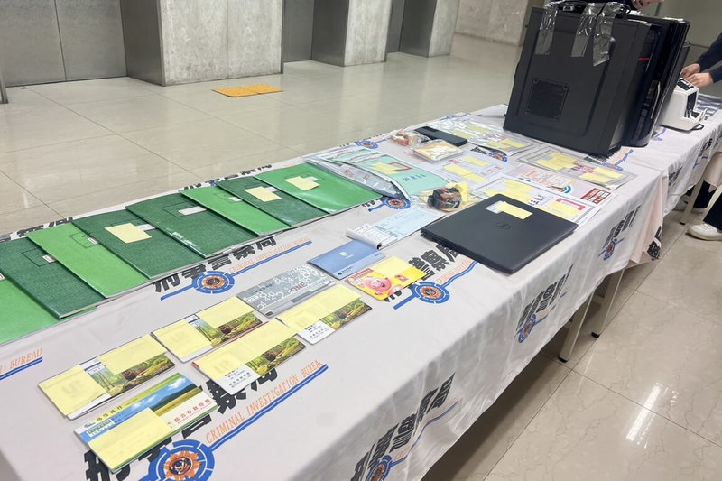 台南市刑警大隊26日宣布破獲資產管理公司涉嫌勾結詐騙集團，誘使被害人設定房地產抵押貸款，循線拘提20名嫌疑人到案，並起獲大量證物。（台南市警察局提供）中央社記者楊思瑞台南傳真  114年8月26日