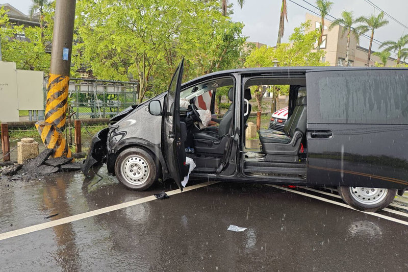 1輛9人座廂型車26日行經台南市柳營區柳營國中附近時,不明原因自撞電線桿,車頭處明顯受損,車上5名節目劇組人員受傷送醫,事故原因仍待進一步釐清。(讀者提供)中央社記者楊思瑞台南傳真 114年8月26日