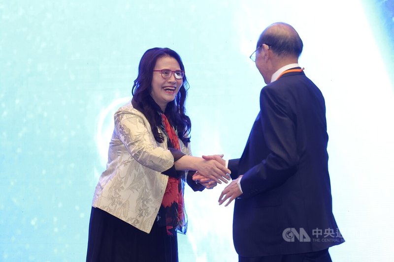 2025年ESG高峰會開幕式26日上午在台北南港展覽館2館舉行,會計研究發展基金會董事長王怡心(左)出席,向與會者握手致意。中央社記者翁睿坤攝 114年8月26日