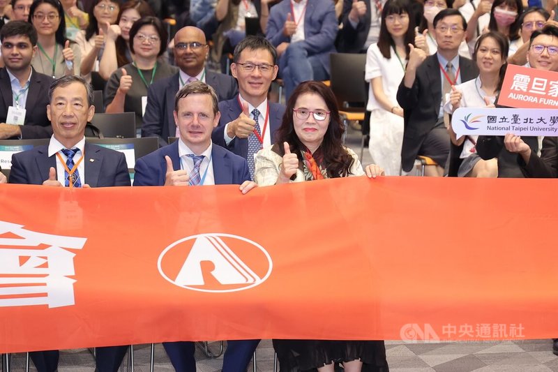 2025年ESG高峰會開幕式26日上午在台北南港展覽館2館舉行,會計研究發展基金會董事長王怡心(前左3)出席,比讚合影。中央社記者翁睿坤攝 114年8月26日