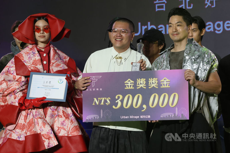 2025「台北好時尚」TOP時裝設計大賞決賽動態秀暨頒獎典禮26日下午舉行,設計師王季澧(中)榮獲設計師組金獎,台北市長蔣萬安(前右)頒獎表揚。中央社記者趙世勳攝 114年8月26日