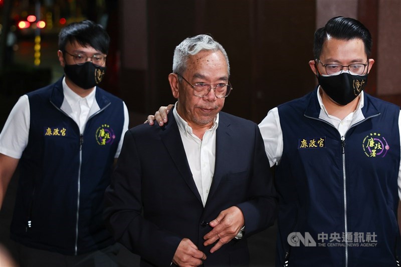台北地院26日審理京華城案,傳喚應曉薇辦公室執行長王尊侃(中)作證。(中央社檔案照片)