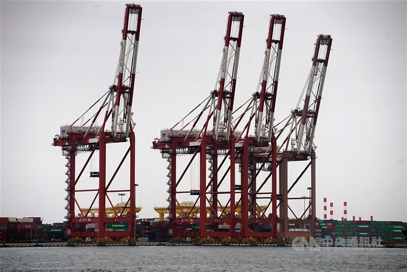 經濟部今天公布7月工業生產指數為113.53，年增18.11%，其中7月份製造業生產指數114.22，年增19.55%，指數皆創歷年同期新高。圖為高雄港區碼頭。（中央社檔案照片）