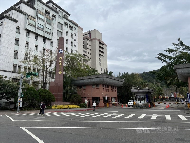 政大自強7舍老舊情況引發熱議,校方指宿舍大減暫難全騰空整修。圖為政大校門。(中央社檔案照片)