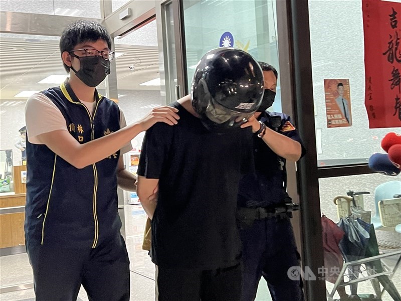 許姓憲兵(中)涉嫌不滿同為軍人的劉姓女友分手,殺害劉女並污辱屍體。一審依現役軍人殺人等罪,判無期徒刑。台灣高等法院26日駁回上訴,仍判無期徒刑,可上訴。(中央社檔案照片)