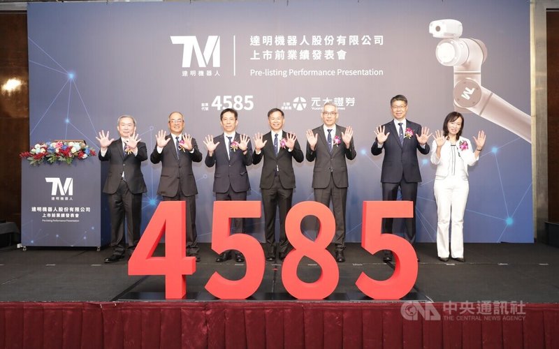 廣達集團旗下孫公司達明機器人26日下午舉行上市前業績發表會,董事長何世池(中)看好機器人未來算力成長。中央社記者鍾榮峰攝 114年8月26日