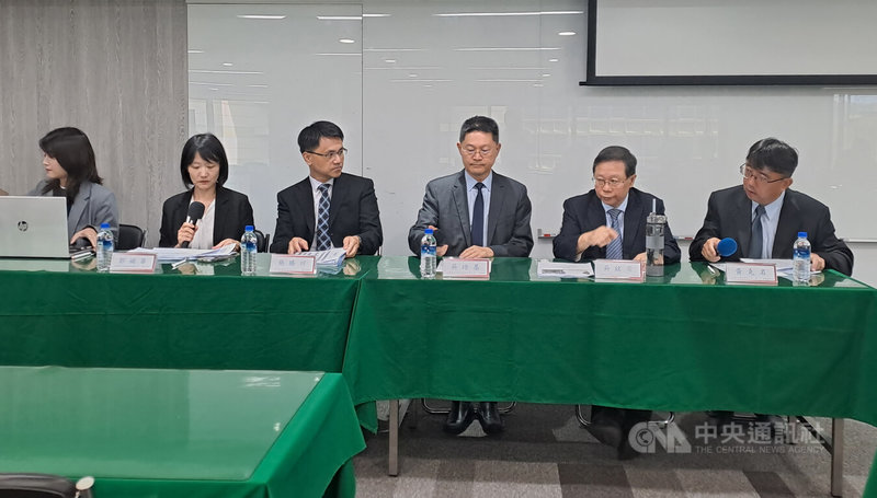 台聚及關係企業亞聚26日法人說明會指出,美國對等關稅逐漸明朗,預期鞋廠需求將可逐步恢復正常軌道;第3季中國暫無乙烯醋酸乙烯酯(EVA)新增產能,EVA供過於求壓力可稍和緩。圖為台聚及亞聚總經理吳培基(右3)、台聚副總經理吳銘宗(右2)、亞聚處長黃克名(右1)。中央社記者潘智義攝 114年8月26日