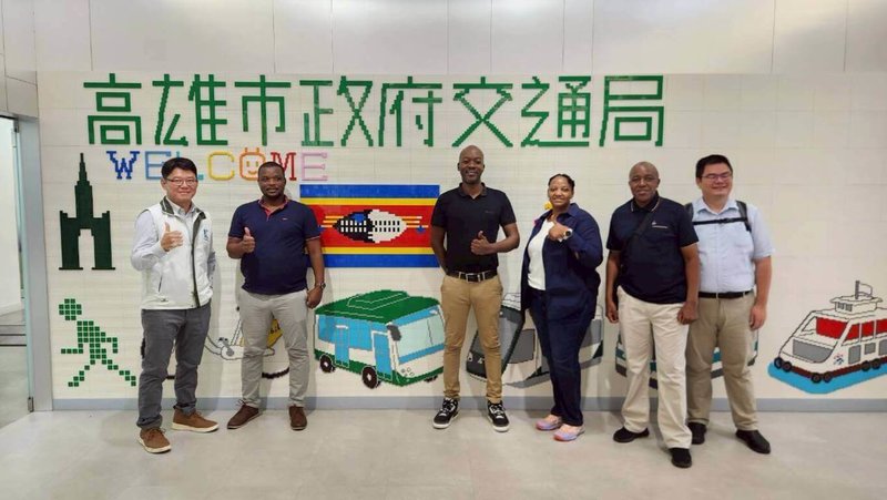 史瓦帝尼代表團26日訪問高雄，了解高雄新一代智慧運輸系統對多元資訊蒐集，道路路況追蹤、發布，及路口AI影像辨識系統運作方式與發展經驗。（高雄市交通局提供）中央社記者蔡孟妤傳真　114年8月26日