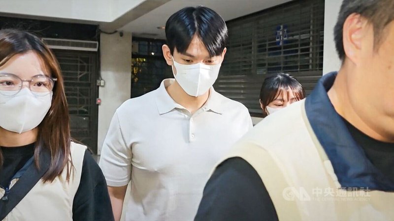 前經濟部綠能科技產業推動中心副執行長鄭亦麟（中）被控涉收受建商及綠能業者賄賂，台北地檢署發動搜索，並約談鄭男等人到案，26日依貪污治罪條例等罪聲請羈押禁見鄭男。中央社記者謝幸恩攝　114年8月26日