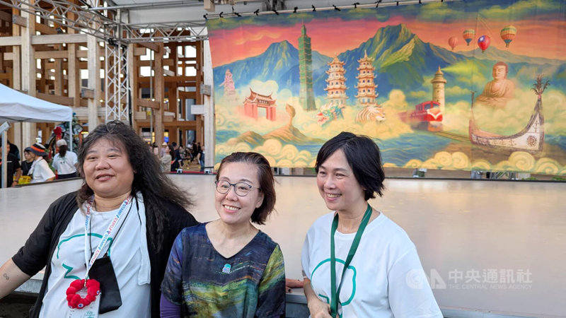 We TAIWAN系列活動「島嶼之聲:廟埕前的謝神戲」26日起一連3天在日本大阪世博夢洲會場Pop-Up Stage North演出,總導演杜思慧(右)與文化部政務次長王時思(中)、We TAIWAN主策畫之一吳季娟(左)於首演後合影留念。中央社記者王寶兒大阪攝 114年8月26日