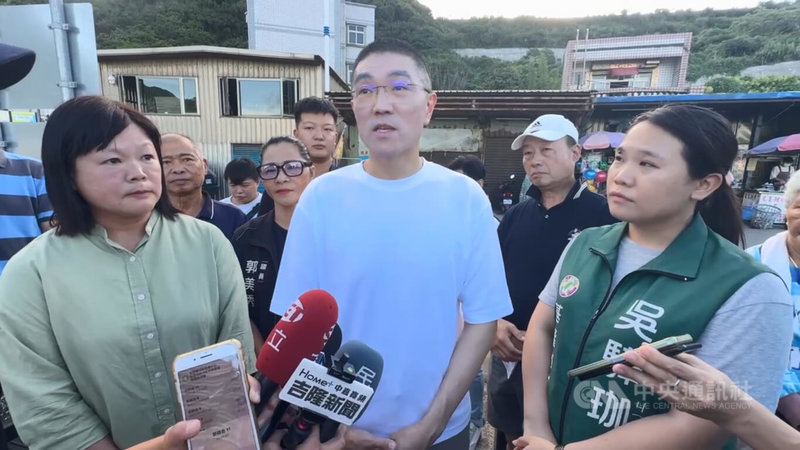 基隆市長謝國樑(前中)26日親自前往大武崙沙灘現場勘查,了解業者以陽傘占據沙灘實際情形。謝國樑表示,在管理辦法訂定完成前將更嚴格依法告發,盼業者自重,市府有決心不要再讓同樣情形發生。中央社記者王朝鈺攝 114年8月26日