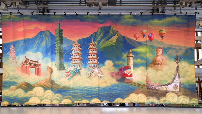 We TAIWAN系列活動「島嶼之聲—廟埕前的謝神戲」舞台背景設計以台灣意象為主,包含101大樓、玉山、阿里山小火車等,26日在大阪世博舞台進行首演。中央社記者王寶兒大阪攝 114年8月26日