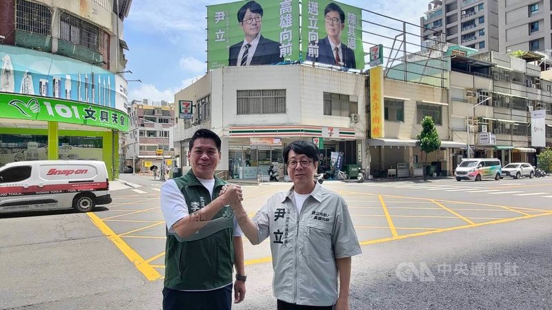 前高雄市文化局長尹立(右)26日宣布參選高雄市左營、楠梓區市議員,並與民進黨立委李柏毅(左)在競選看板前合影。中央社記者蔡孟妤攝 114年8月26日